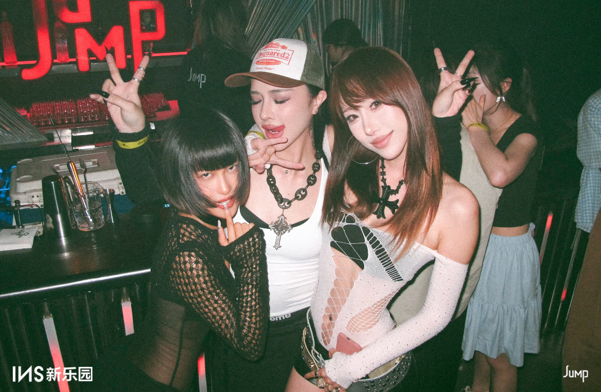 Happy hours at JUMP, the best club with bounce floors